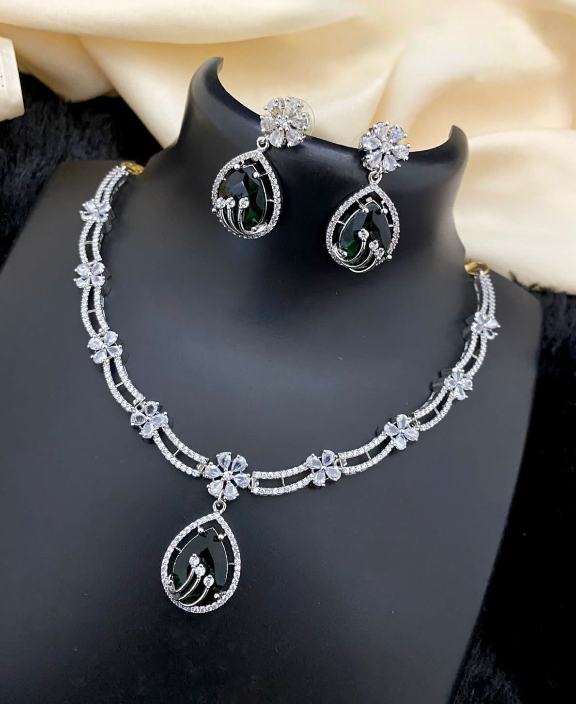 Grand 1 Emerald Necklace and Earrings Set in 14k Gold (May)
