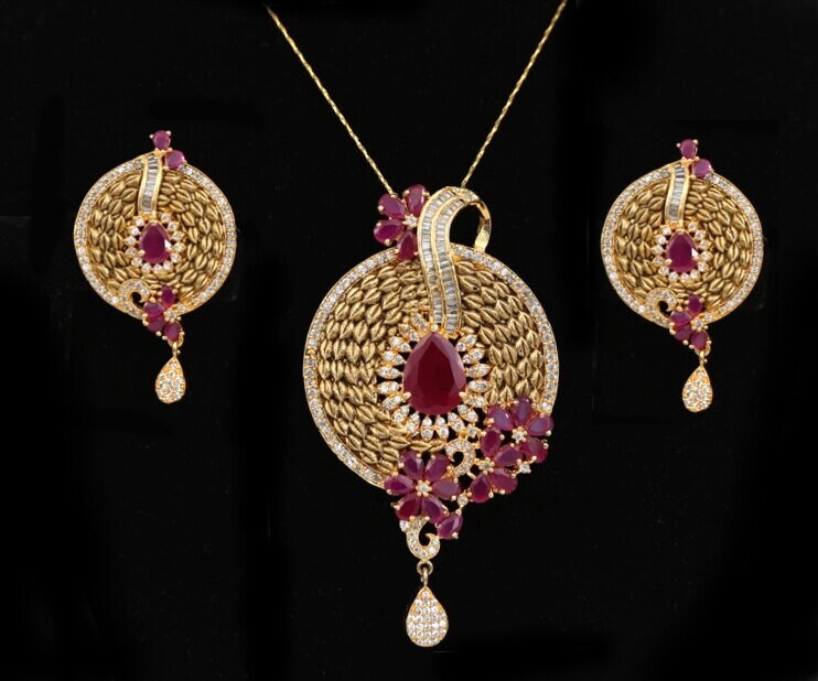 Women's Unique Handcrafted Golden Look Round shaped flowery designed Pendant Set with White Stones
